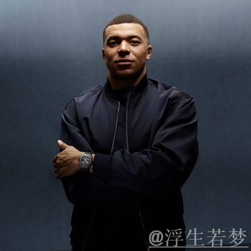 姆巴佩社交媒体展示宇舶表拍摄宣传照:蓝色腕表搭配粉色上衣 姆巴佩社交媒体展示宇舶表拍摄宣传照:蓝色腕表搭配粉色上衣