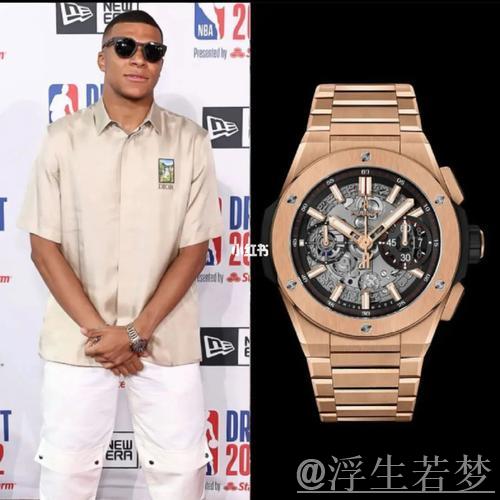 姆巴佩社交媒体展示宇舶表拍摄宣传照:蓝色腕表搭配粉色上衣 姆巴佩社交媒体展示宇舶表拍摄宣传照:蓝色腕表搭配粉色上衣